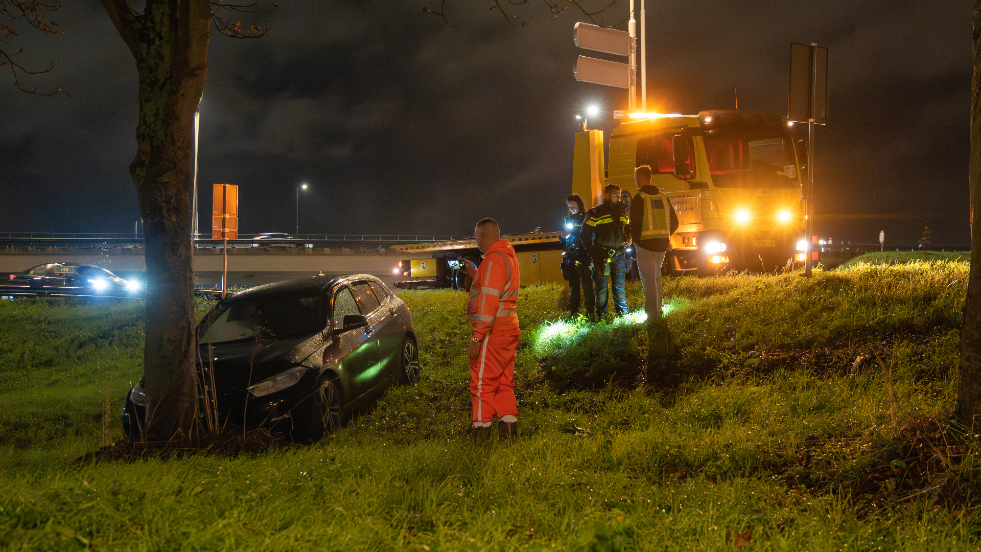 Auto knalt op boom na aanrijding.