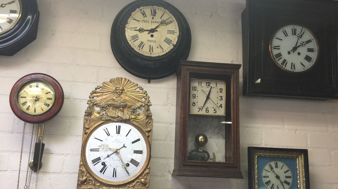 Een aantal klokken in de werkplaats van Gé.