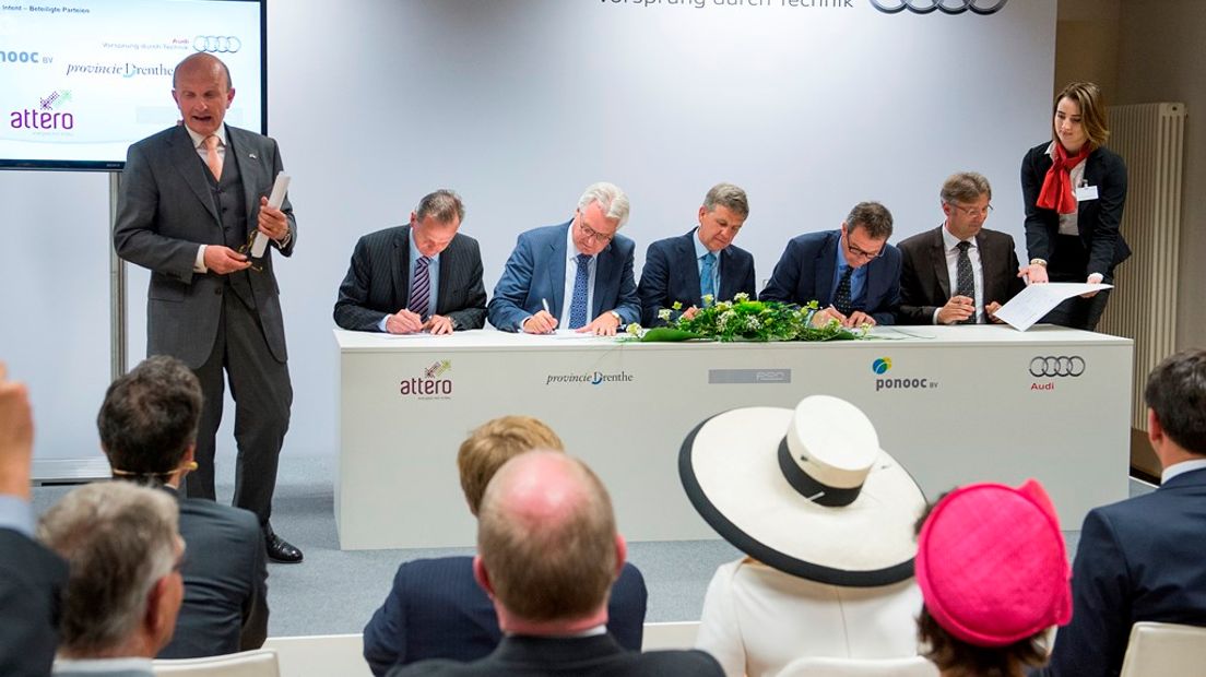 Henk van den Boer gedeputeerde provincie Drenthe (2e van links aan de tafel) en Marcel Daemen, directeur Attero, 1e van links achter de tafel.