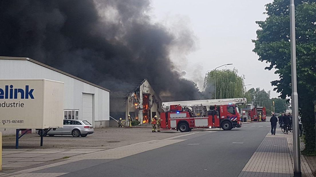 In een autobedrijf en een plastic verwerkend bedrijf aan de Handelsweg in Vorden heeft dinsdag een zeer grote uitslaande brand gewoed. De mensen die in de bedrijven waren, hebben zich in veiligheid kunnen brengen. Woningen en bedrijven op de Bedrijvenweg en Netwerkweg zijn ontruimd geweest. Ook een kinderdagverblijf moest worden geëvacueerd. De gemeente Bronckhorst heeft opvang geregeld in een wijkcentrum.