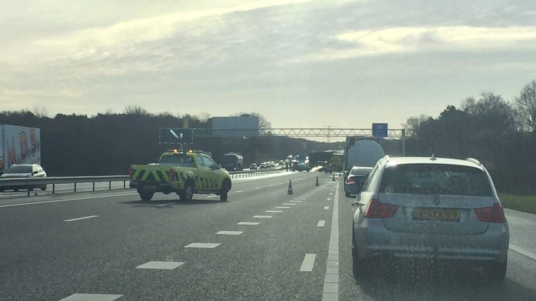 Geschaarde vrachtwagen zorgt voor file op A35