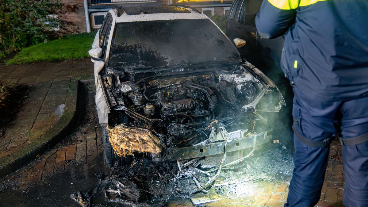 Auto uitgebrand in Deventer, politie onderzoekt verband met eerdere branden
