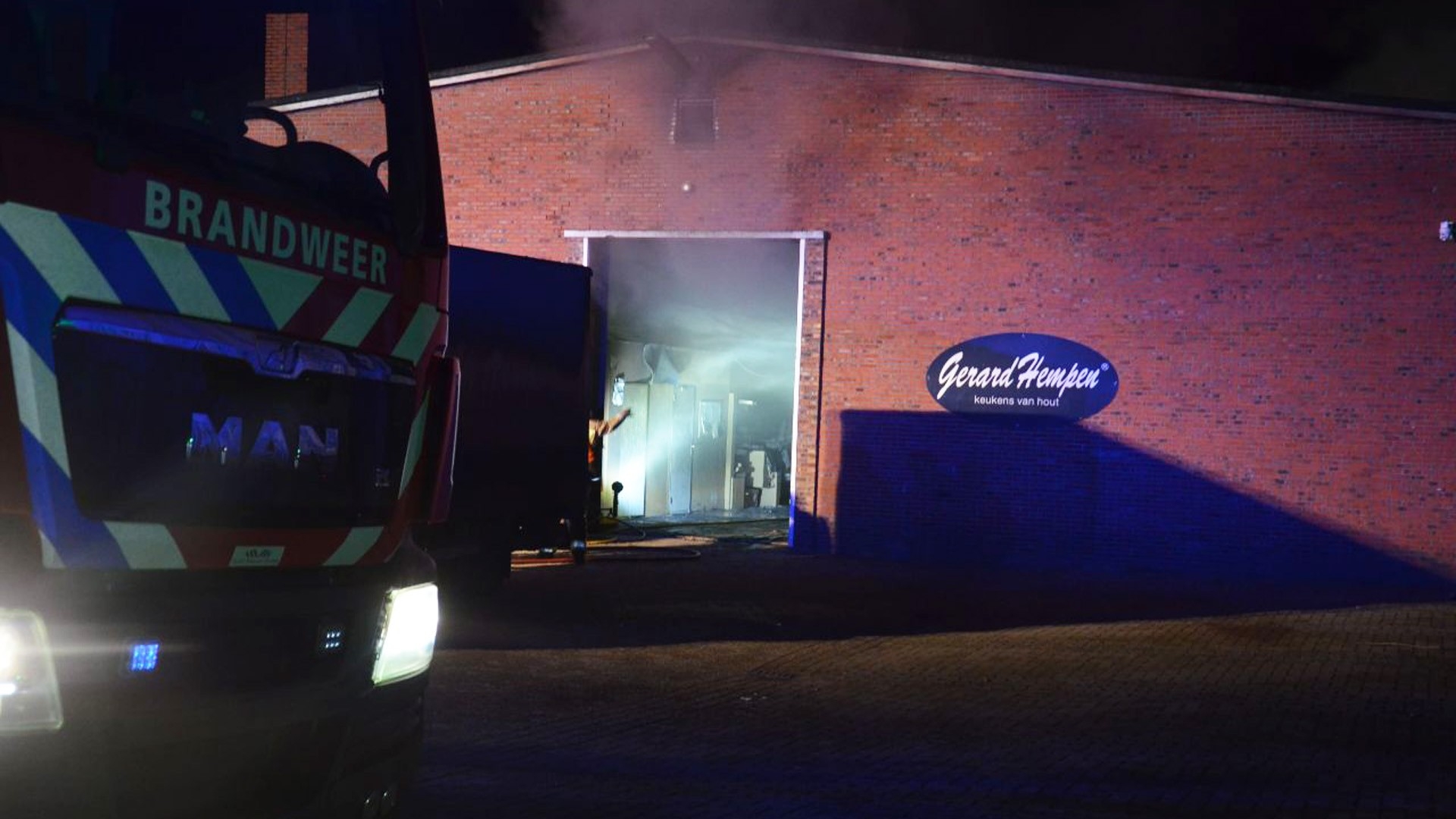 'Flinke rookontwikkeling' bij brand in garage meubelzaak Musselkanaal
