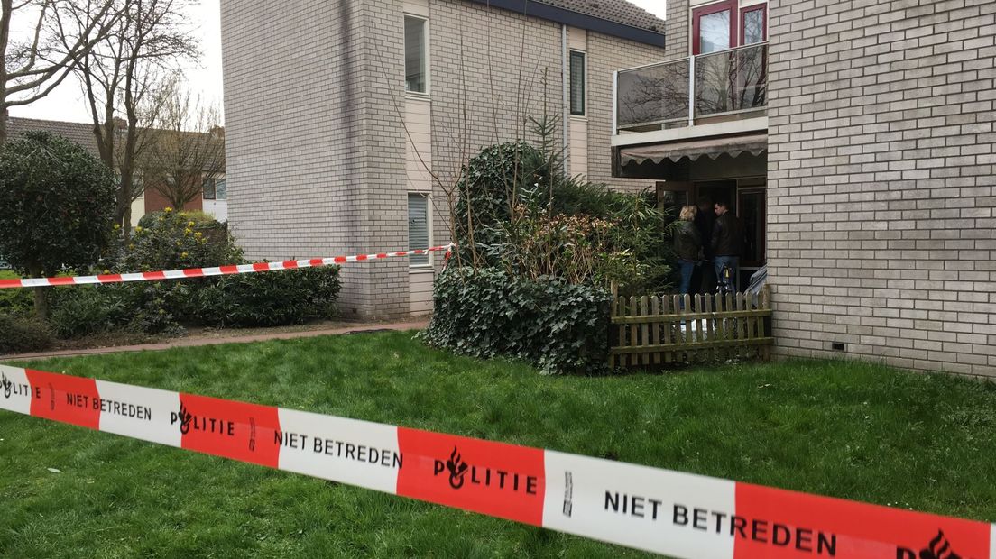 Rechter-commissaris bij de woning, een dag na het drama.