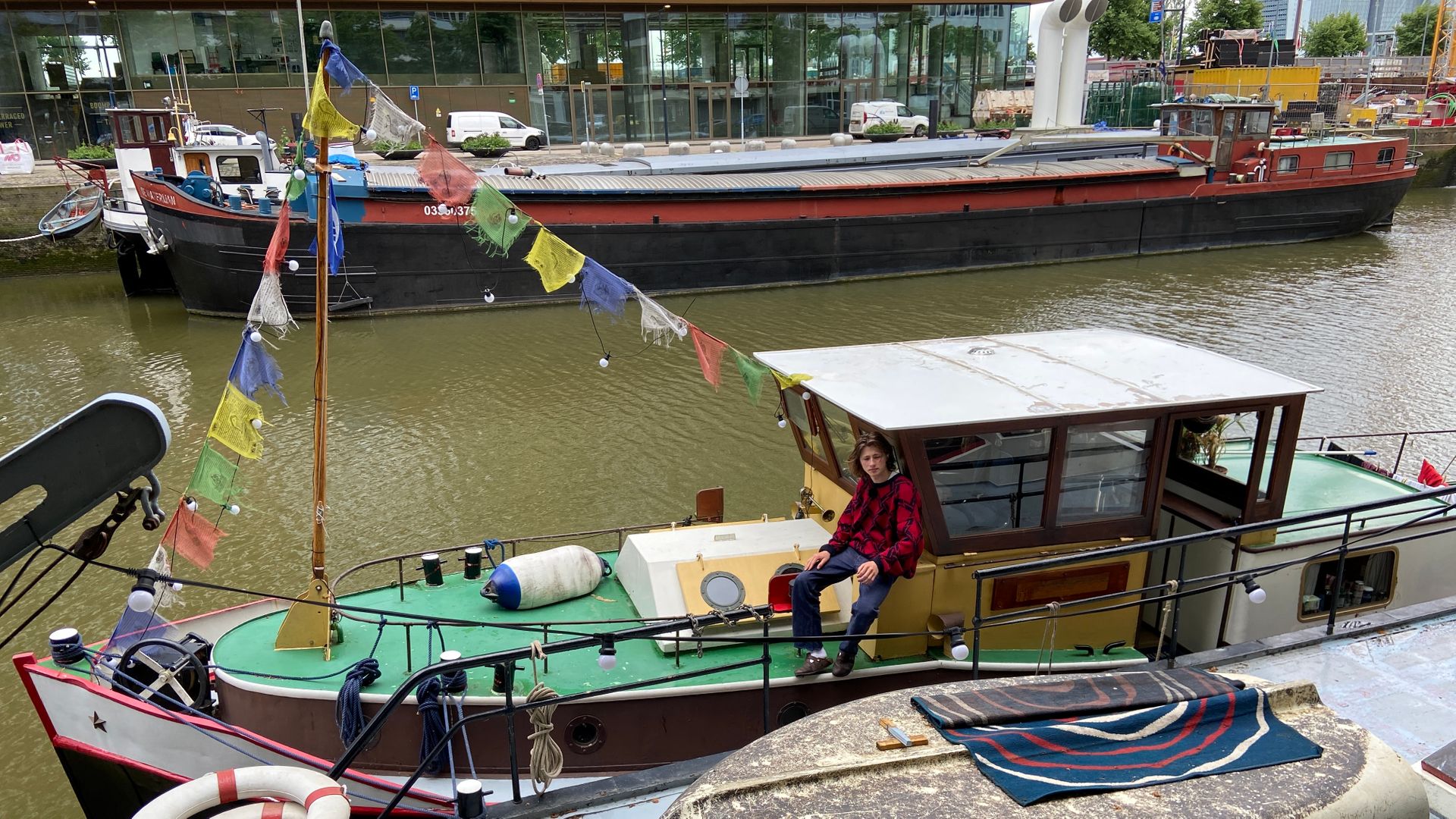 Even binnenkijken! Student Tomás woont op eigen sleepbootje in hartje