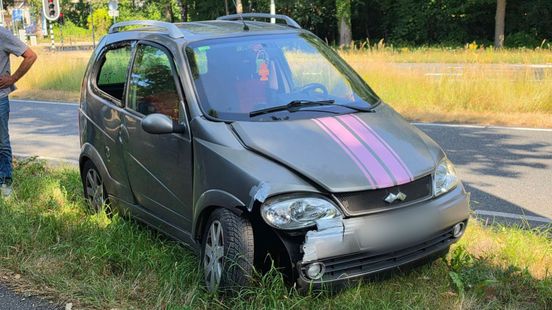 45 kilometerauto botst tegen boom en belandt op zijkant
