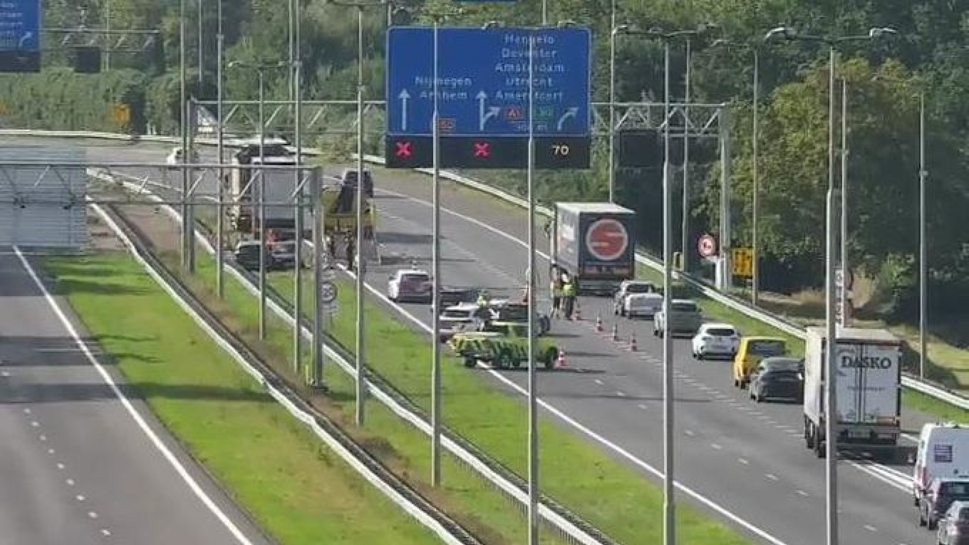 Snelweg A50 afgesloten na ongeval meerdere voertuigen