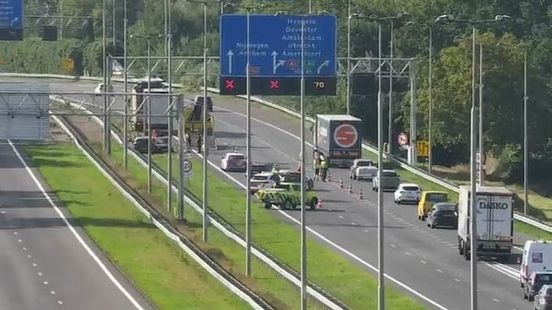 Ongeluk op snelweg met meerdere voertuigen. Ongeluk op snelweg met meerdere voertuigen.