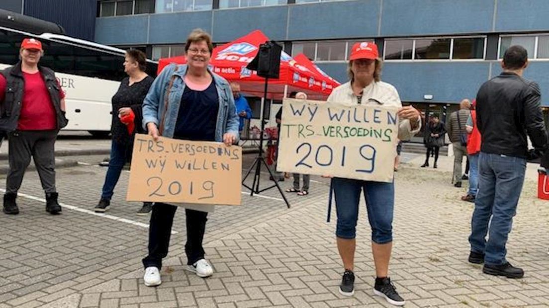 Personeel staakt bij hoofdkantoor Wehkamp in Zwolle