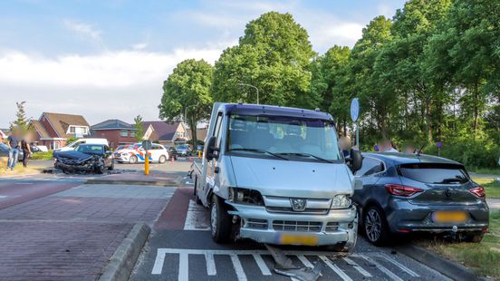 Automobilist raakt gewond na botsing tussen drie autos in Klazienaveen. Automobilist raakt gewond na botsing tussen drie autos in Klazienaveen.