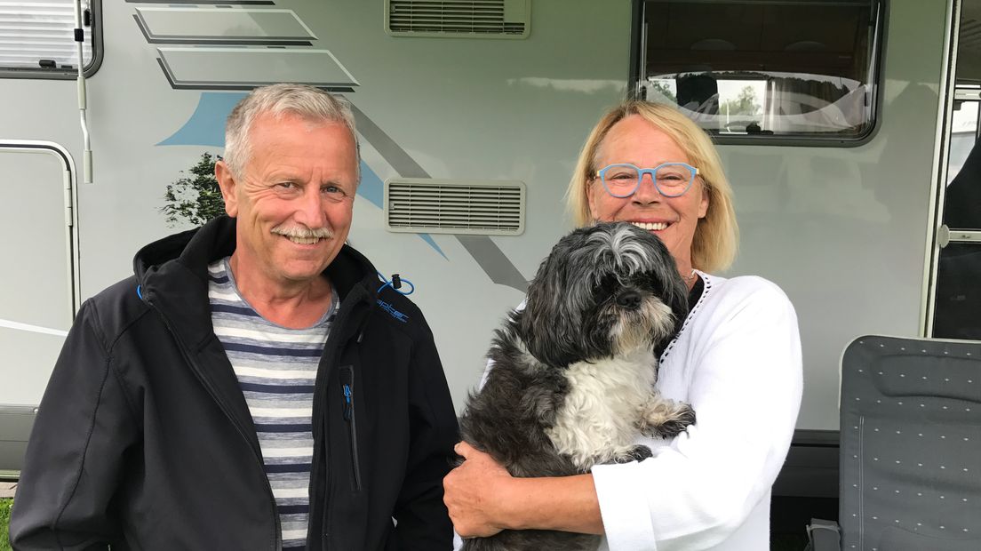 Jan en Mineke Veenstra samen met hond Djoek (Rechten: RTV Drenthe/Frank Janssen)
