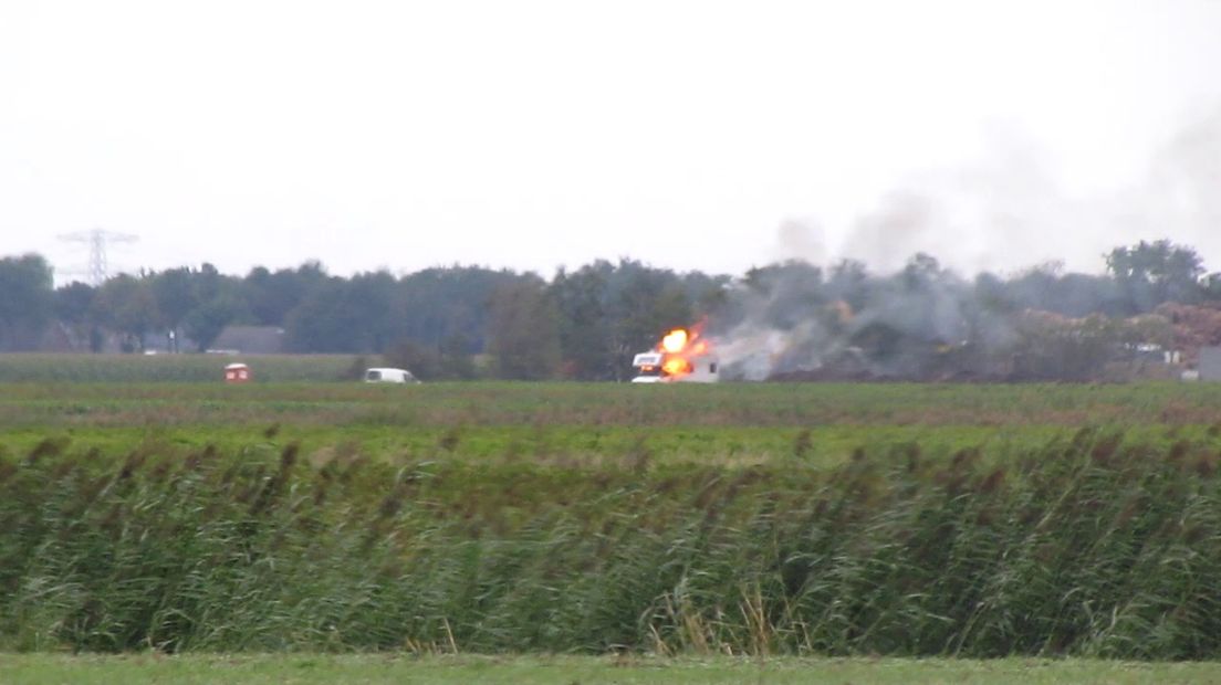 De camper stond al in brand voor 'ie in de sloot reed (Rechten: Fam. Oppenmeer)