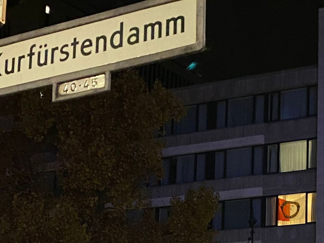 Een Feyenoordvlag hangt aan de Kurfürstendamm in Berlijn