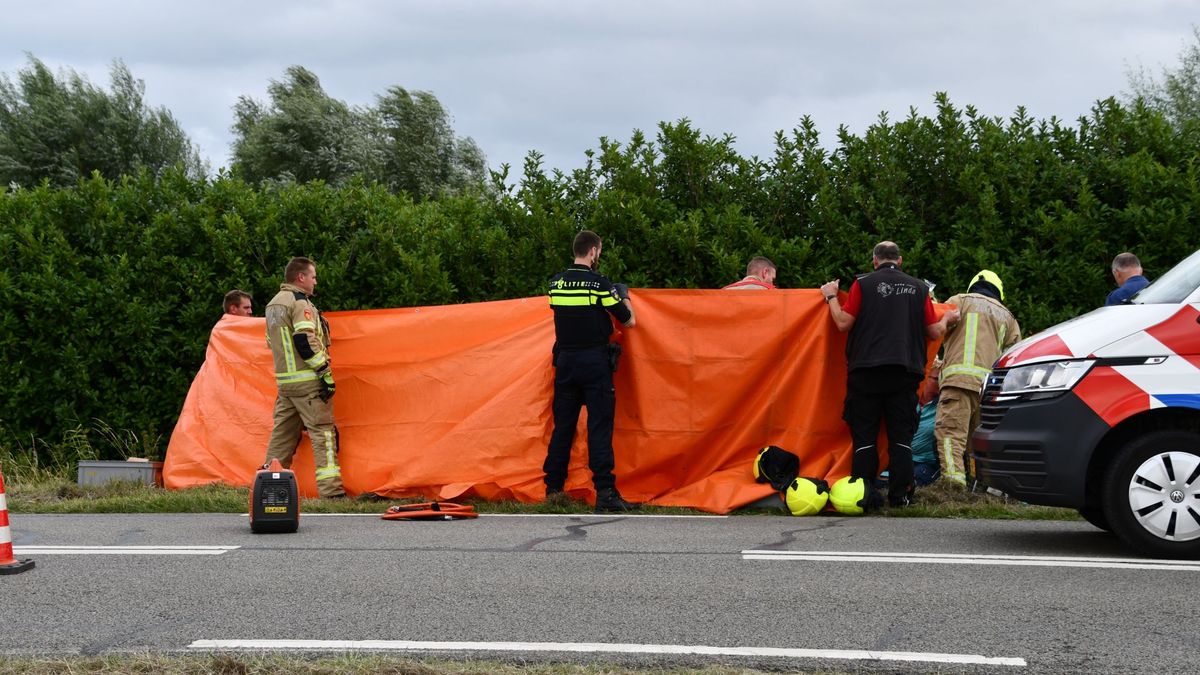 Vrouw zwaargewond bij ongeluk Wemeldinge, brandweer haalt slachtoffer uit auto
