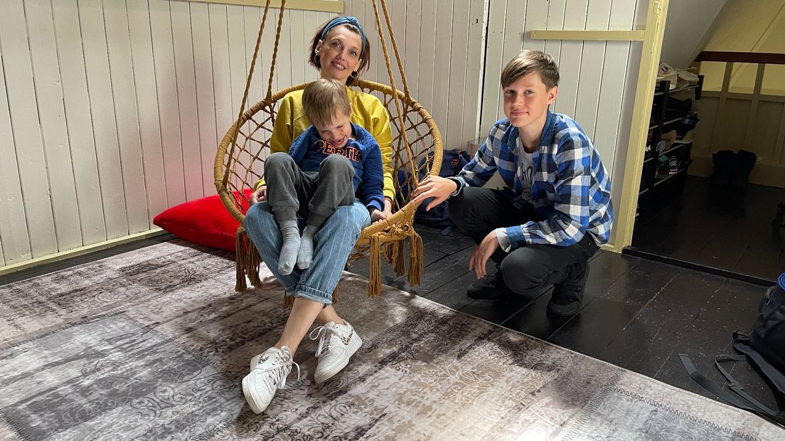 Tanya, Boris (rechts) en Glibt (op schoot) op hun zolderkamer in Groningen
