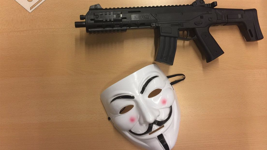 Het nepwapen en Vendetta-masker