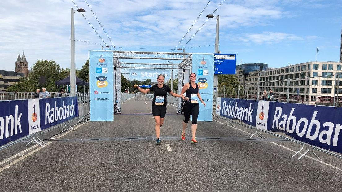 Een kleine 5000 hardlopers, rolstoelers en handbikers hebben zondag in goede weersomstandigheden meegedaan aan de Bridge to Bridge-loop in Arnhem.