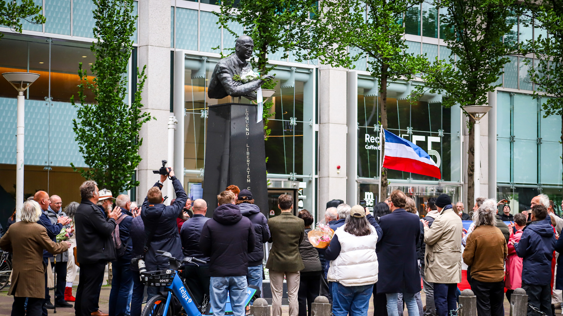 Fortuyn wordt jaarlijks op zijn sterfdag herdacht bij zijn beeld op de Pim Fortuynplaats
