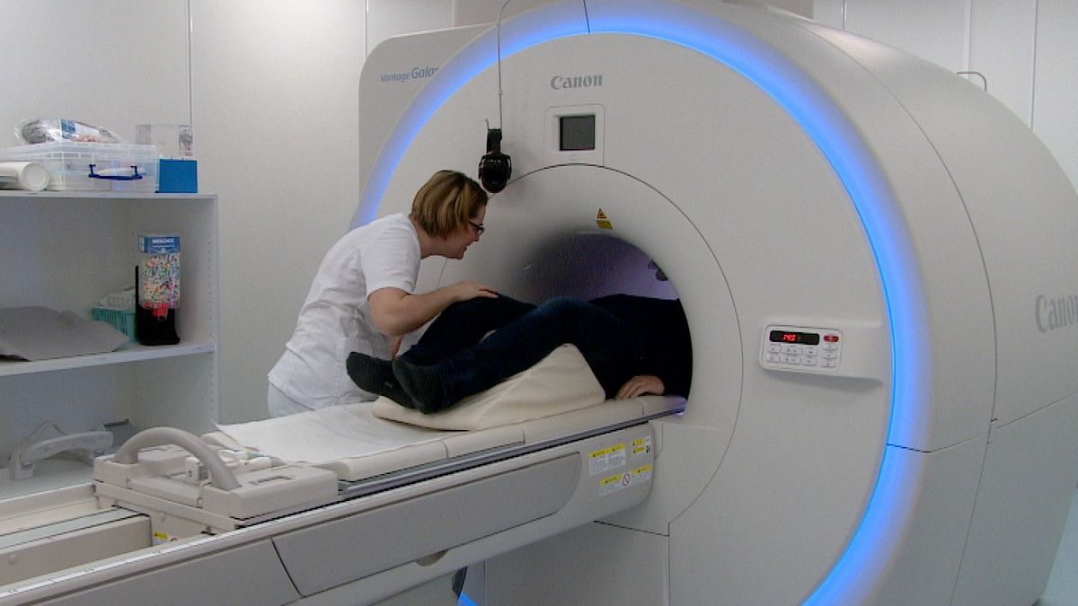 Bang of te zwaar voor een MRIscan? In Sluis weten ze er raad mee Omroep Zeeland Bang of te zwaar voor een MRIscan? In Sluis weten ze er raad mee Omroep Zeeland