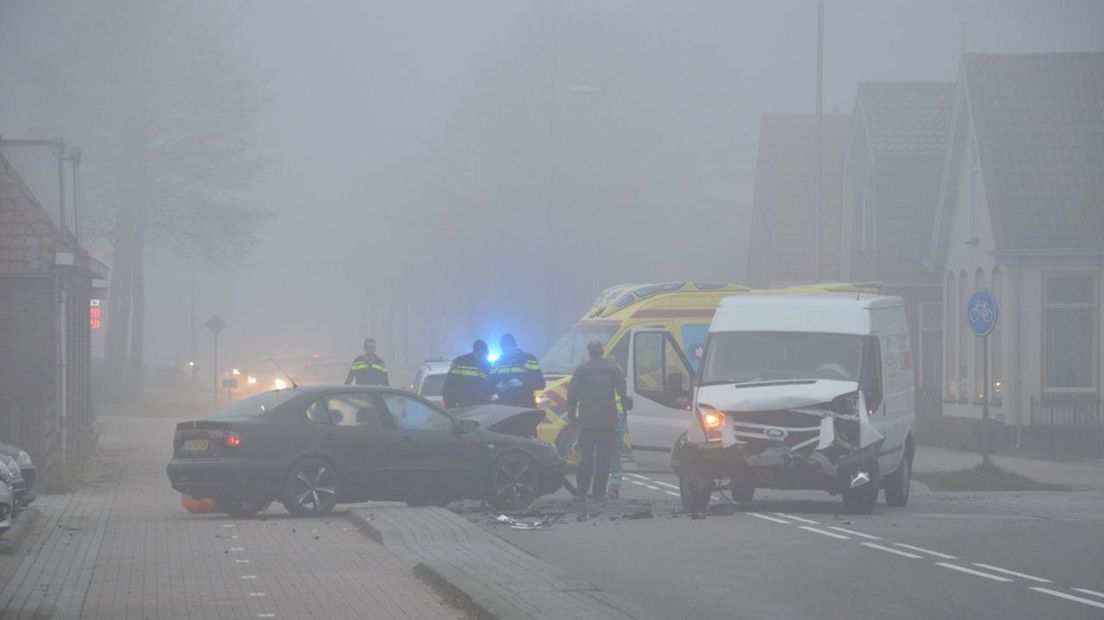 Ongeluk met auto en busje op de Steenwijkerweg in Witte Paarden