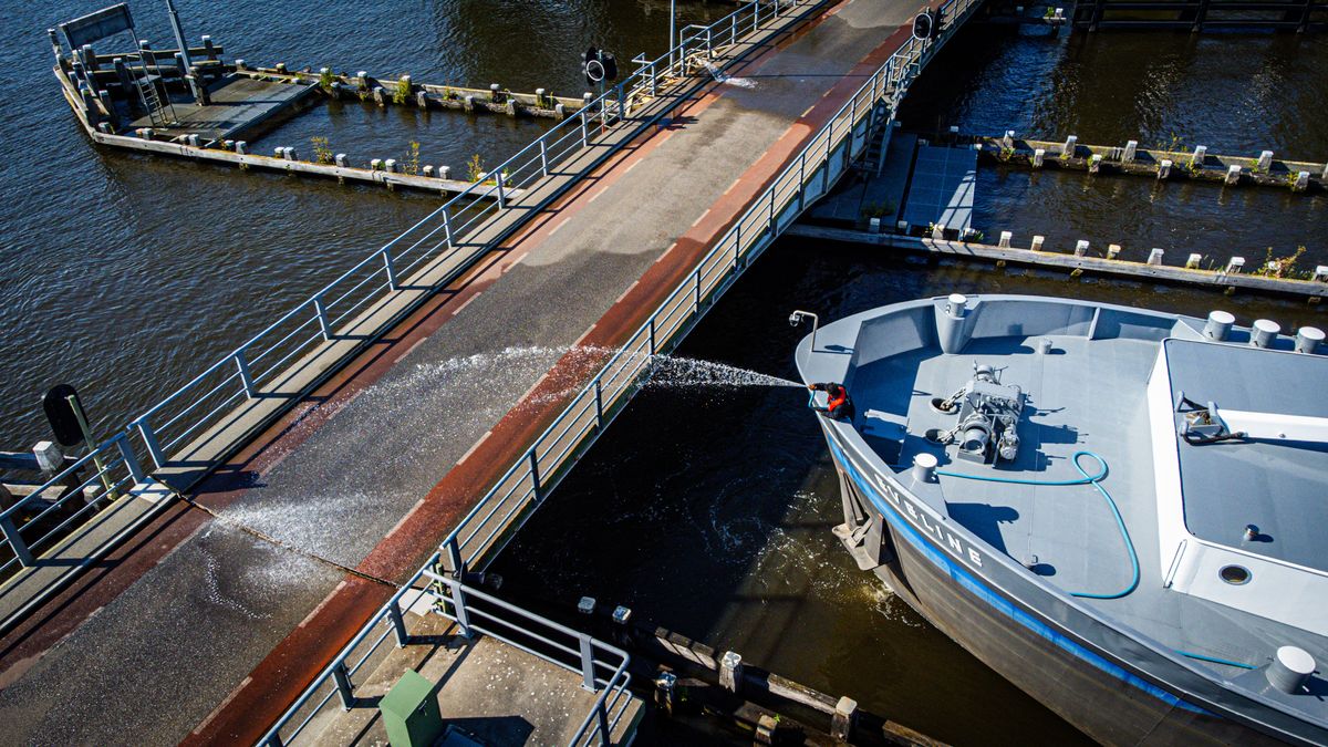 Voermengwagen Nijeholtwolde brandt volledig uit | Brand op akker Sexbierum onder controle