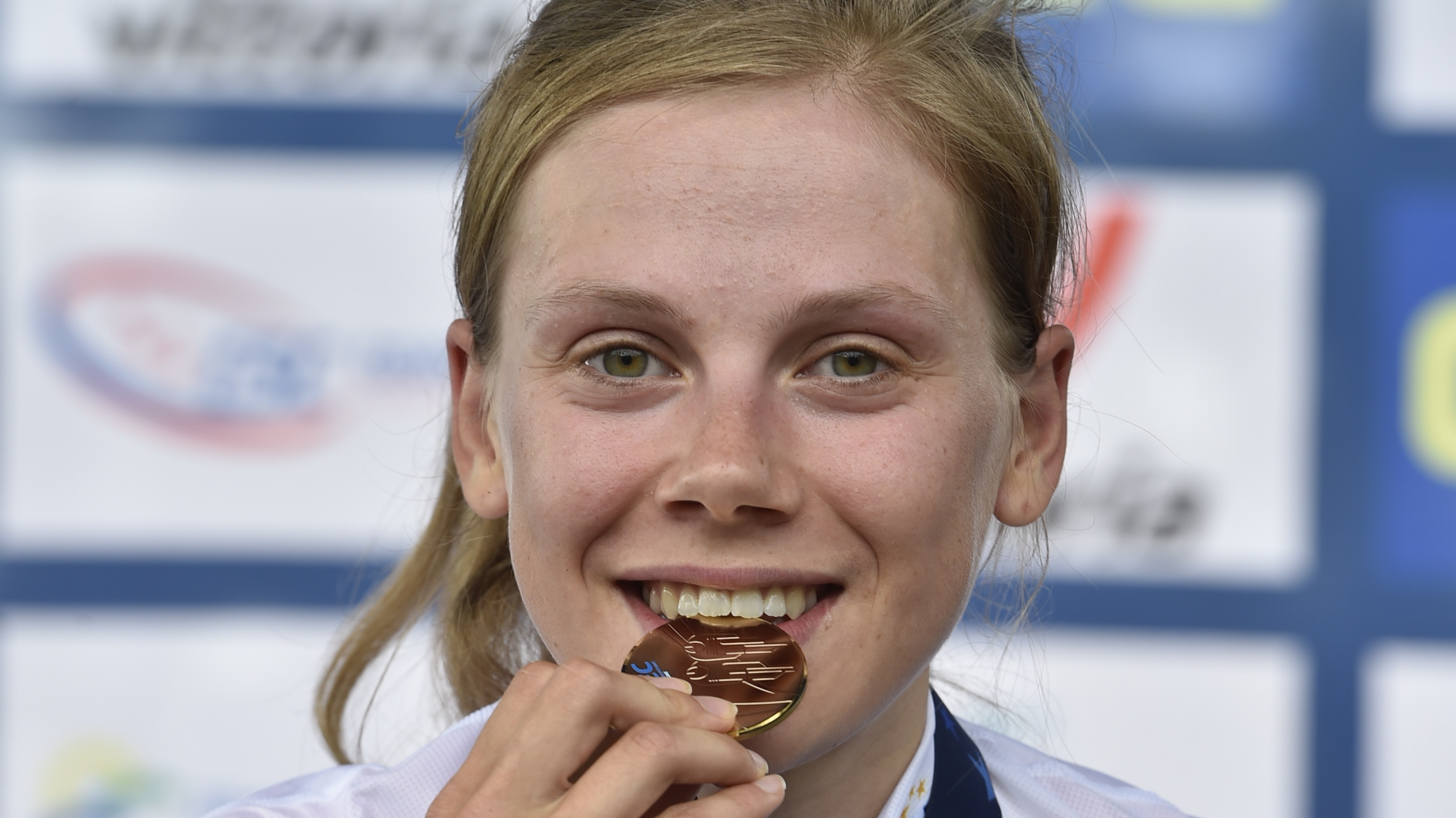Aafke Soet mei har gouden medalje op it EK tiidriden foar beloften yn 2018
