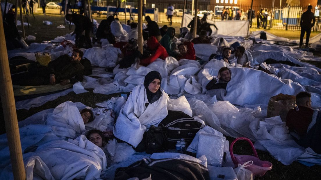 Asielzoekers slapen buiten bij het azc in Ter Apel