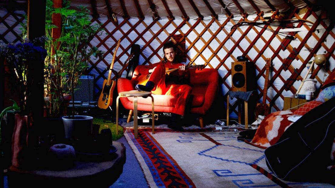 Emile Lagarde maakt muziek in zijn yurt.