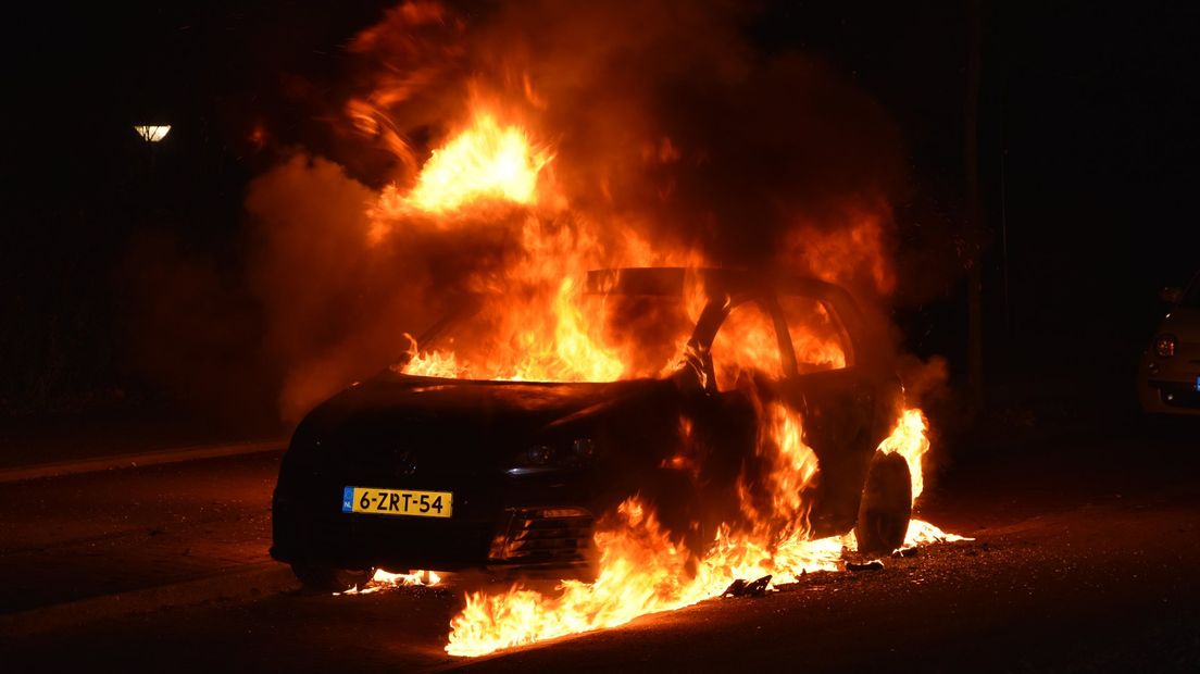 Auto aan Het Kleine Loo in Den Haag gaat in vlammen op | Foto AS Media