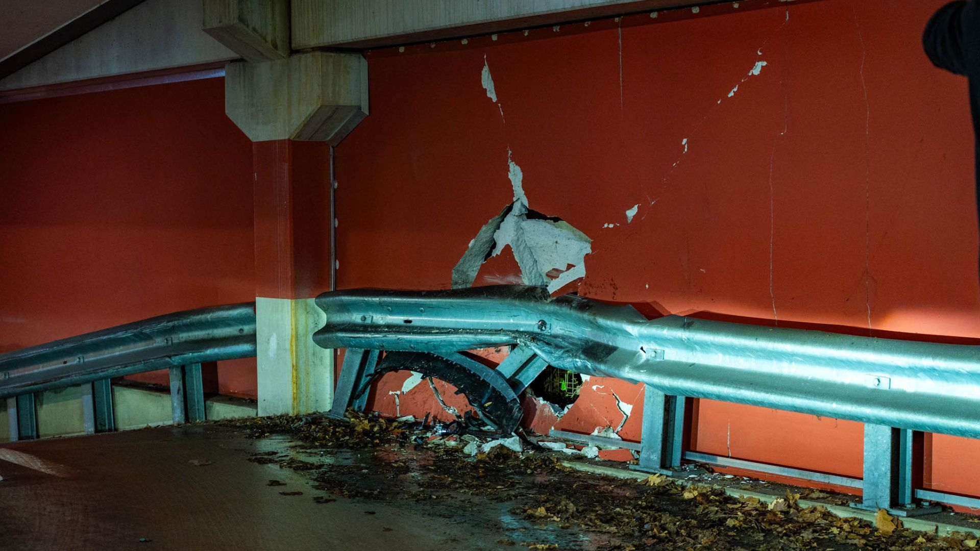 Foto: Gat in muur parkeergarage na botsing