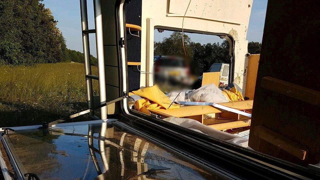 Vakantie eindigt ellendig: caravan verwoest na ongeval op A35 bij Borne