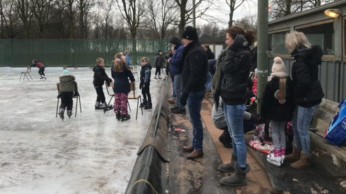 De ijsbaan in Barger-Compascuum is geopend (Rechten: RTV Drenthe/Janet Oortwijn)