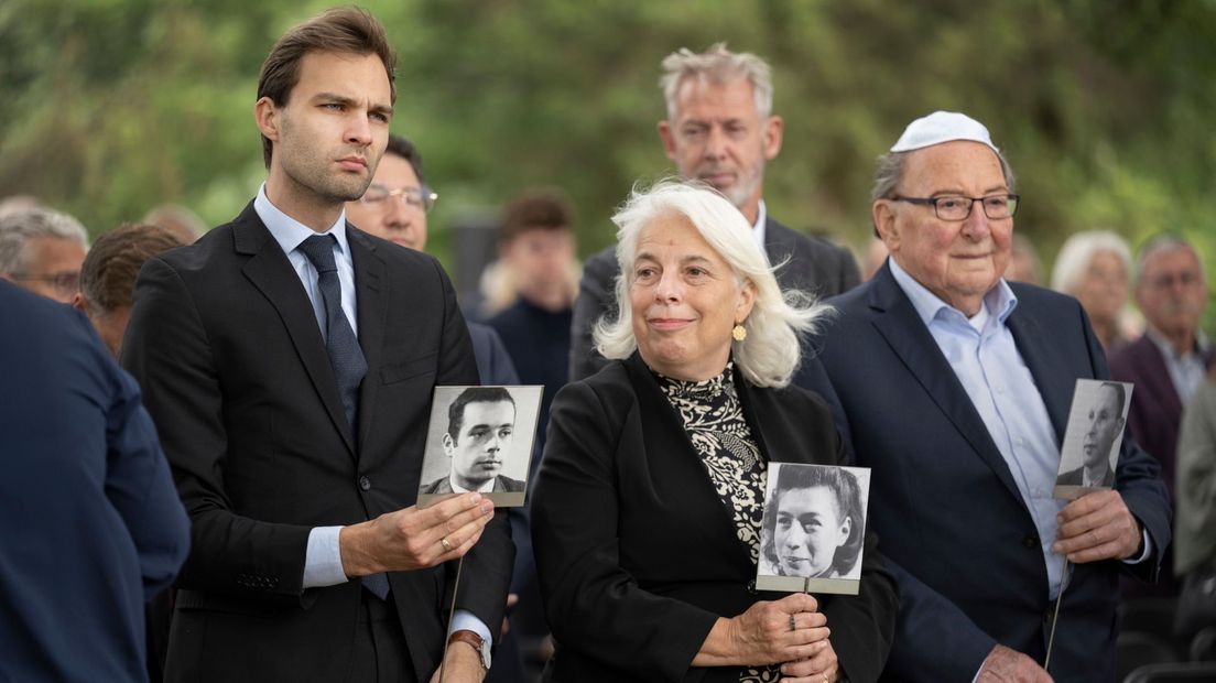 Staatssecretaris Maarten van Ooijen (links), directeur Bertien Minco (midden) en René de Vries (rechts)