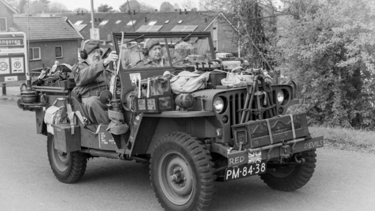 Rijdend oorlogsverleden in colonne door de Betuwe