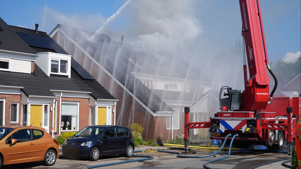 Grote brand Scheemda onder controle: vier woningen door brand beschadigd
