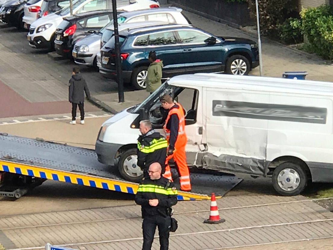 Het busje wordt weggetakeld.
