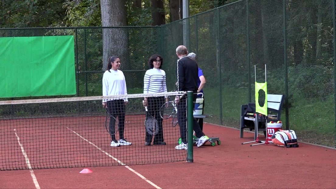 Tennislessen voor asielzoekers bij De Hertenkamp zorgen voor verbinding en steun