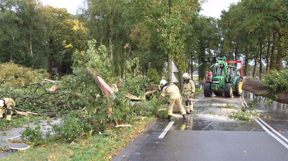 Het herfstachtige weer heeft in Barneveld voor de eerste schade gezorgd. Op de Wesselseweg lagen dinsdag vijf bomen over de weg.