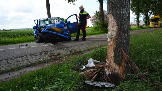 112 Nieuws: automobilist botst tegen boom in Wijhe Home