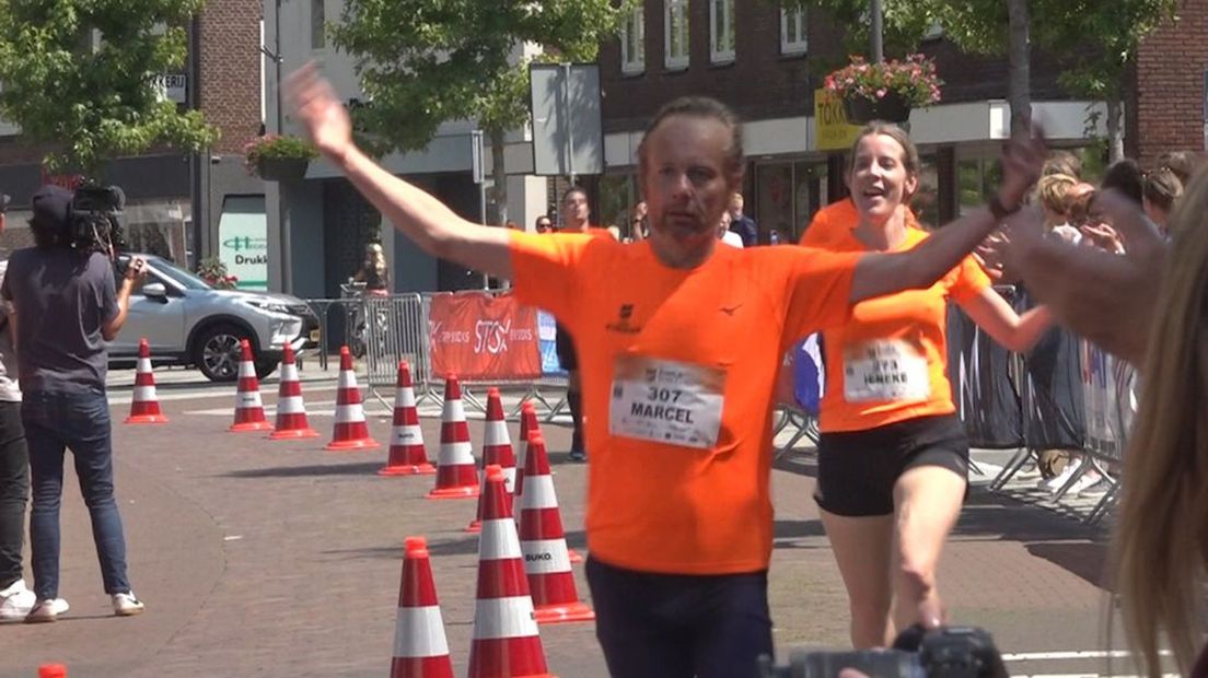 Juichende Nijmegenaren bij de finish.