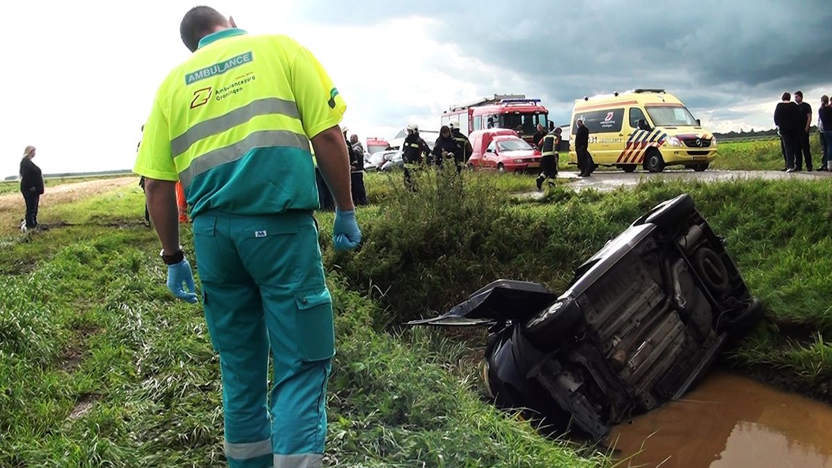 Auto met kinderen te water bij Buinerveen