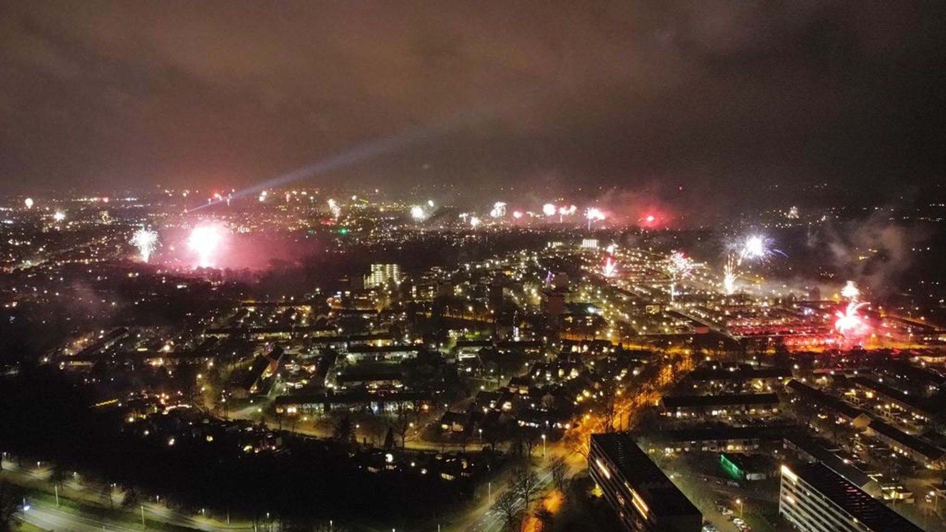 TERUGLEZEN | Branden, Incidenten En Volop Vuurwerk: Zo Verliep De ...