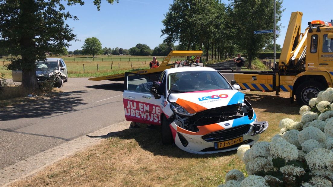 In Hengelo in de Achterhoek zijn een lesauto en een andere wagen met elkaar in botsing gekomen. Daarbij viel een gewonde.