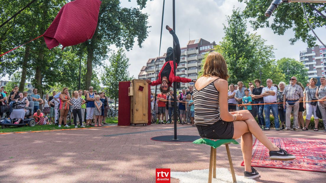 Bezoekers worden betrokken bij de voorstelling (Rechten: RTV Drenthe / Kim Stellingwerf)
