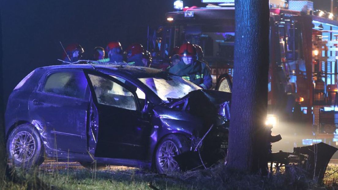 In Harkstede botste een auto frontaal tegen een boom.