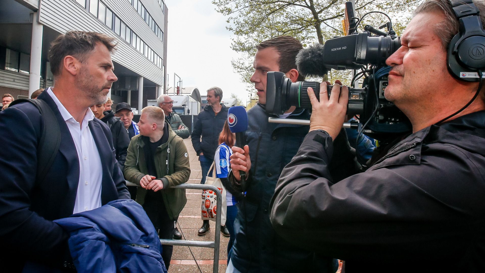 Verslaggever Andor Faber en cameraman Ronald Talma bij Cambuurtrainer Dennis Haar