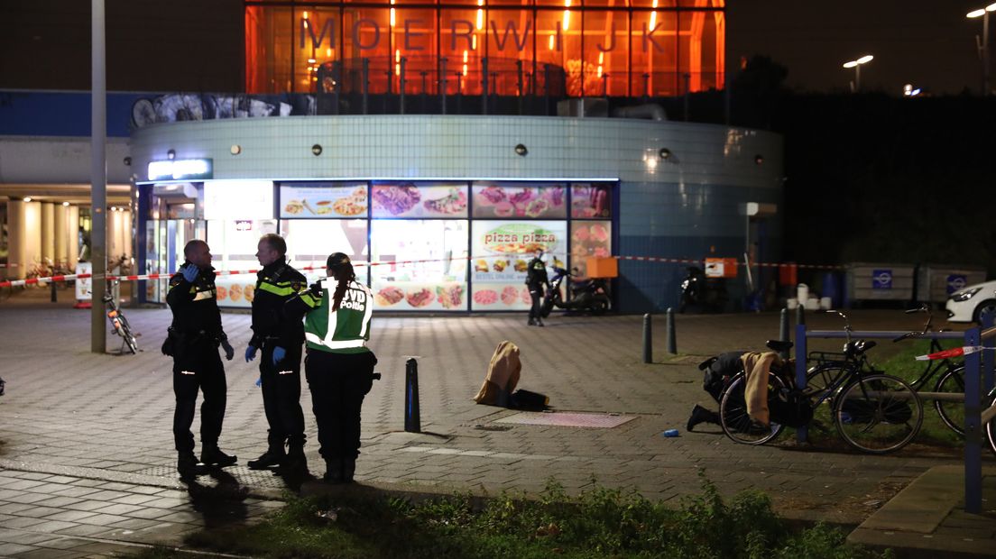 De politie doet onderzoek bij station Moerwijk