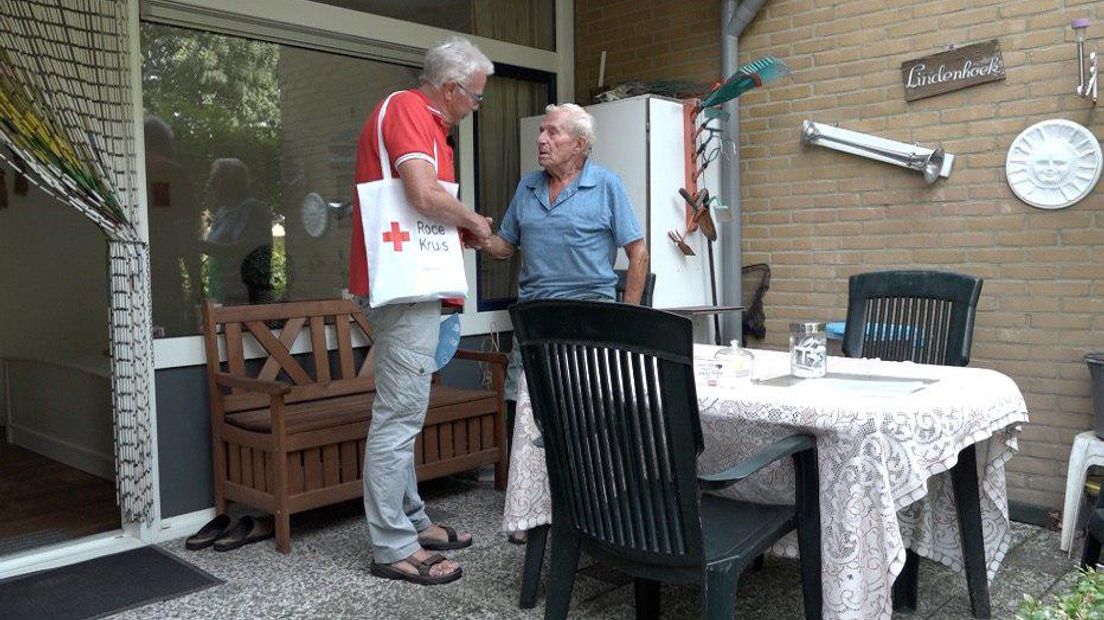Riekus Nieborg (l) van Rode Kruis. samen met Jan van der Linden (Rechten: RTV Drenthe/Janet Oortwijn)