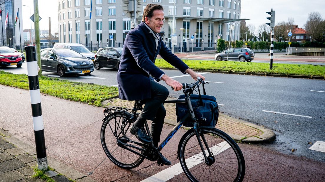 Rutte fietst graag door Den Haag