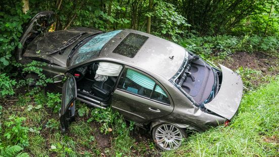 Auto raakt zwaar beschadigd bij ongeluk op A37 bij Nieuw-Amsterdam. Auto raakt zwaar beschadigd bij ongeluk op A37 bij Nieuw-Amsterdam.